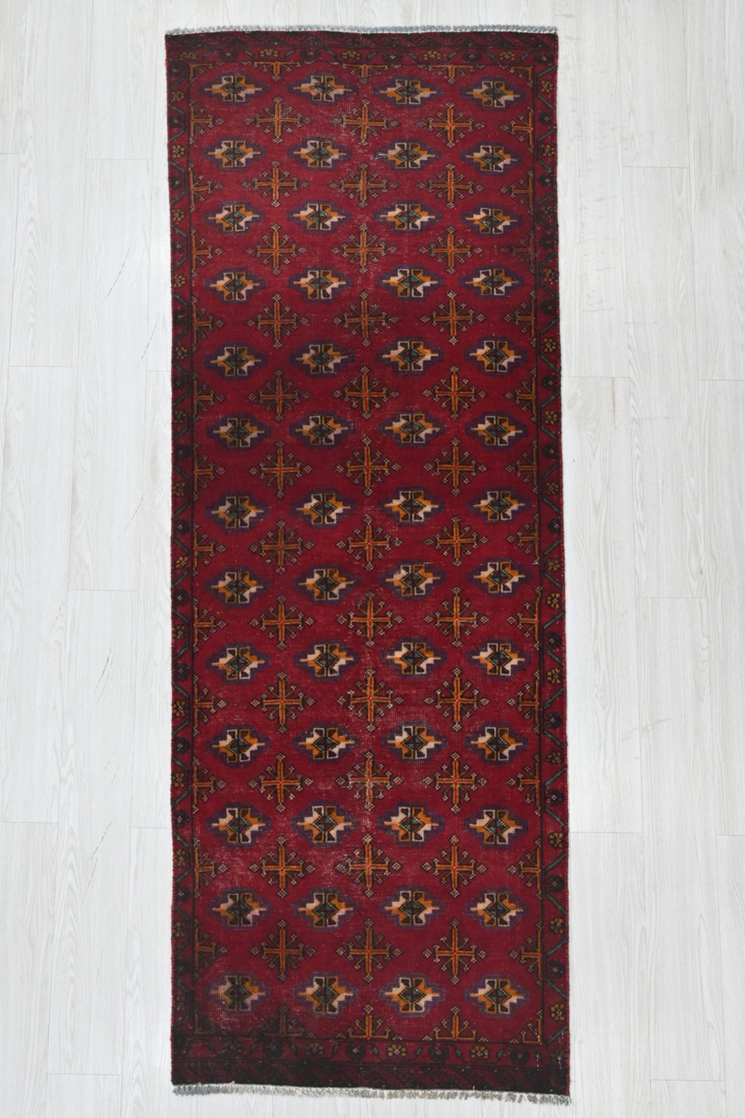 red Medium rug 2' 9" x 7' 0"