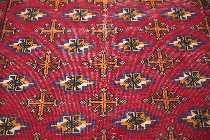 red Medium rug 2' 9" x 7' 0"