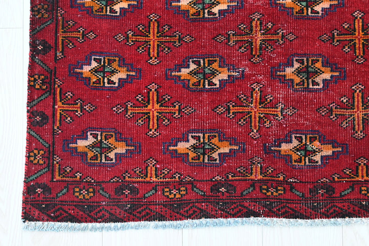 red Medium rug 2' 9" x 7' 0"