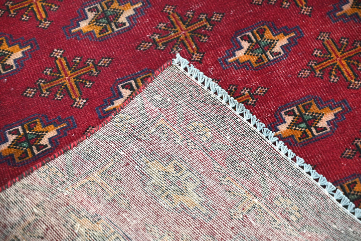 red Medium rug 2' 9" x 7' 0"