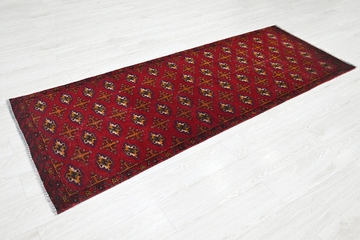 red Medium rug 2' 9" x 7' 0"