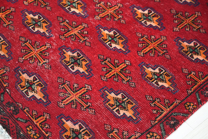 red Medium rug 2' 9" x 7' 0"