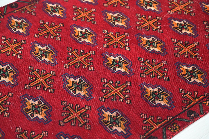 red Medium rug 2' 9" x 7' 0"