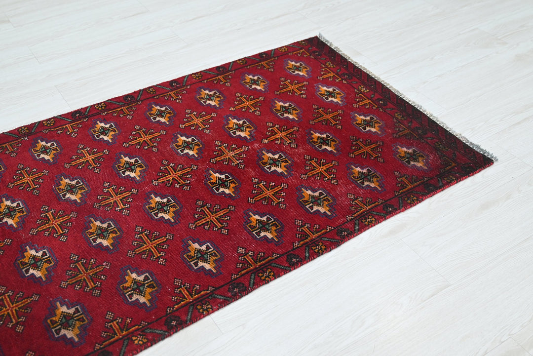 red Medium rug 2' 9" x 7' 0"
