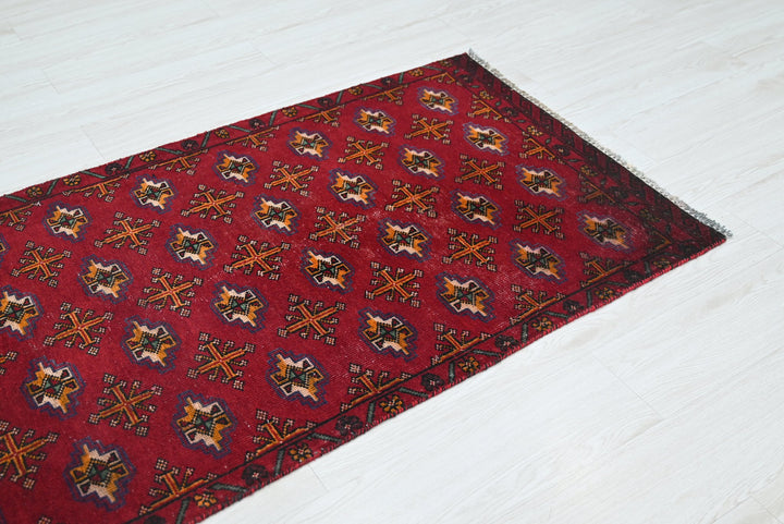 red Medium rug 2' 9" x 7' 0"