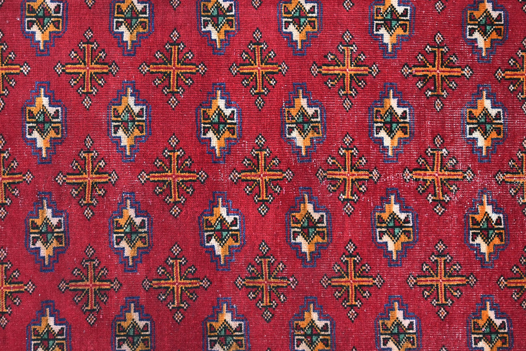 red Medium rug 2' 9" x 7' 0"