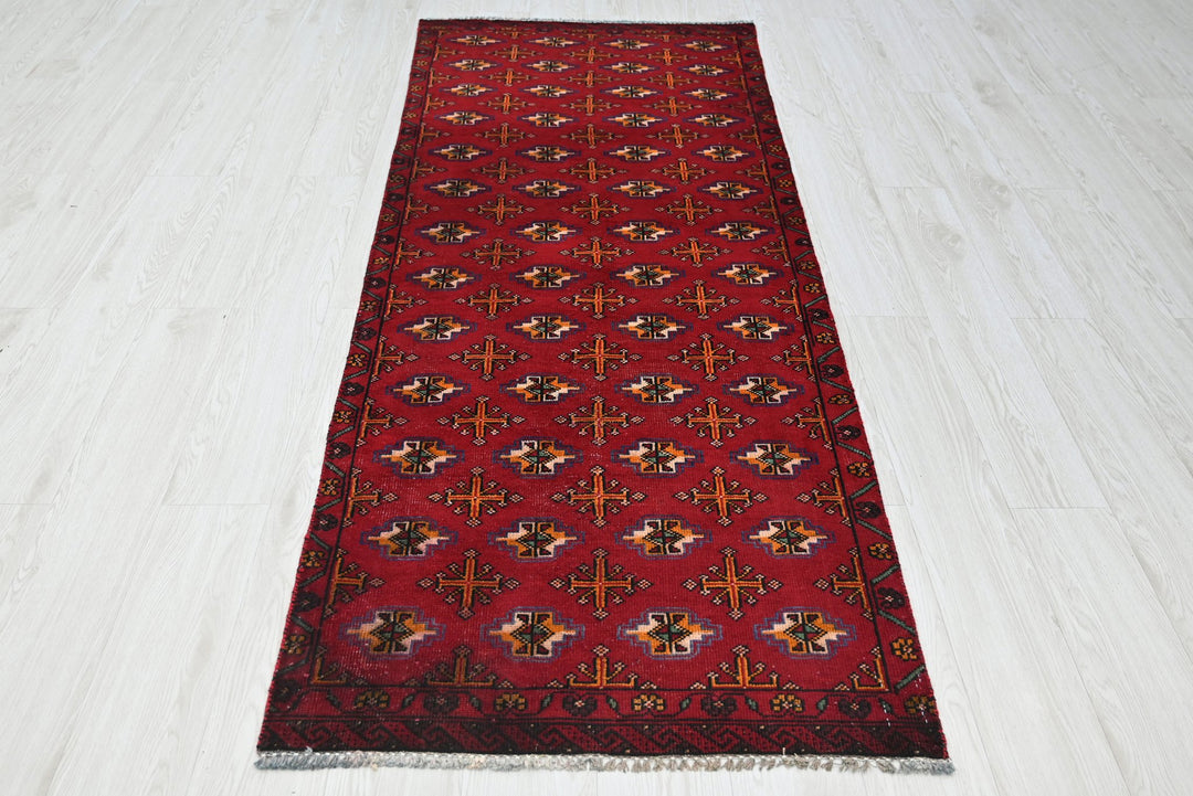 red Medium rug 2' 9" x 7' 0"