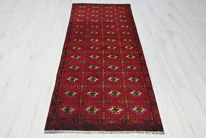 red Medium rug 2' 9" x 7' 0"