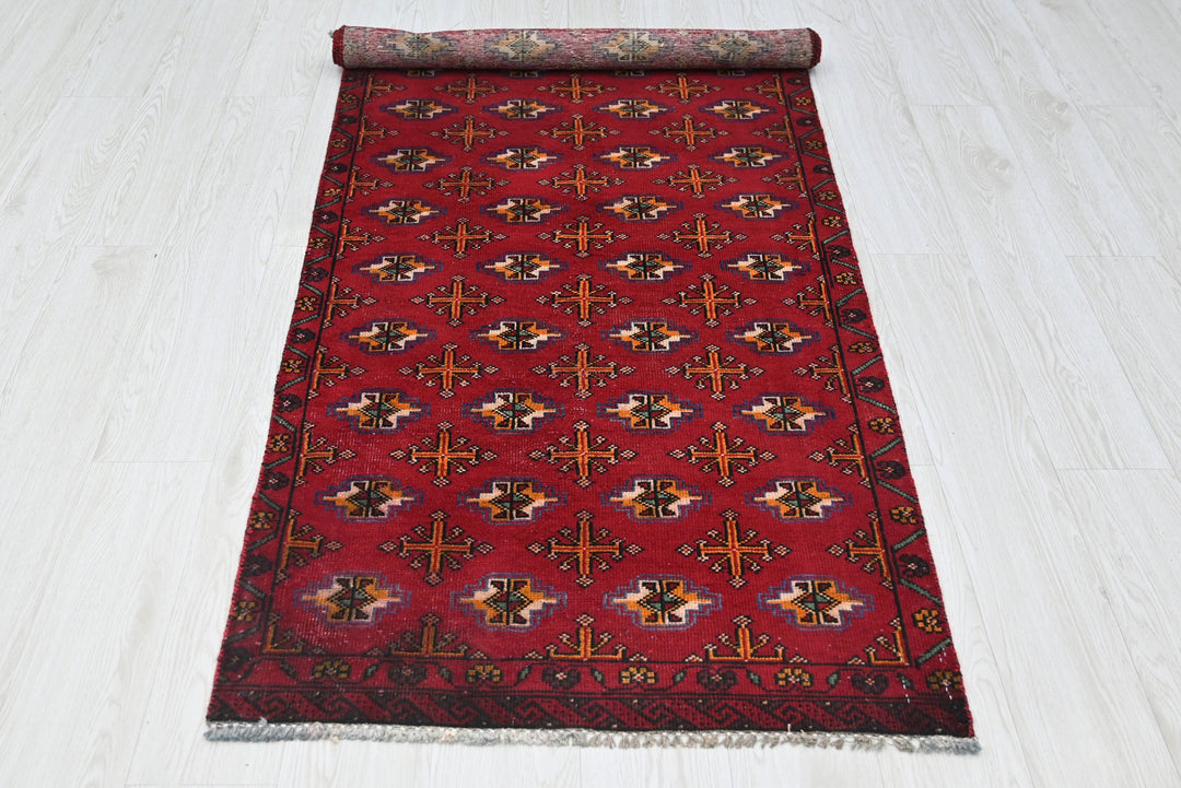 red Medium rug 2' 9" x 7' 0"