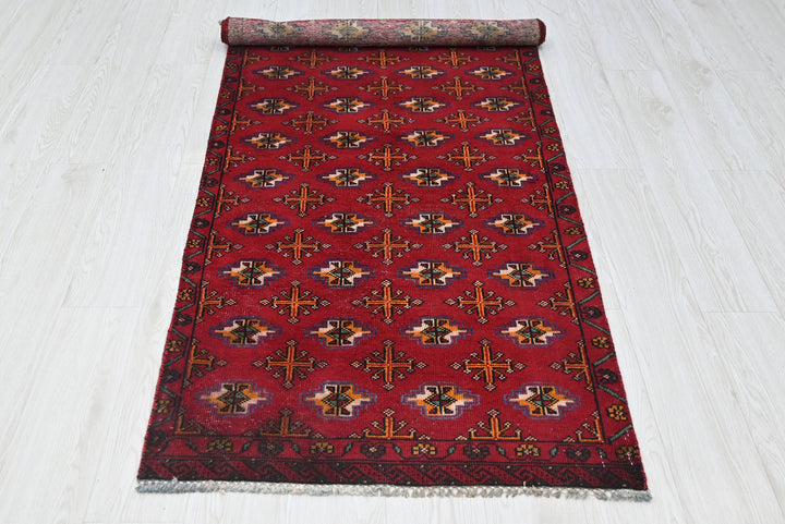 red Medium rug 2' 9" x 7' 0"
