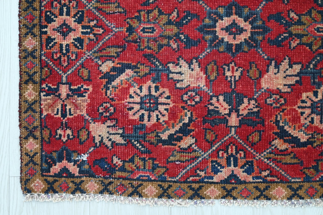 red Runner rug 2' 9" x 7' 8"