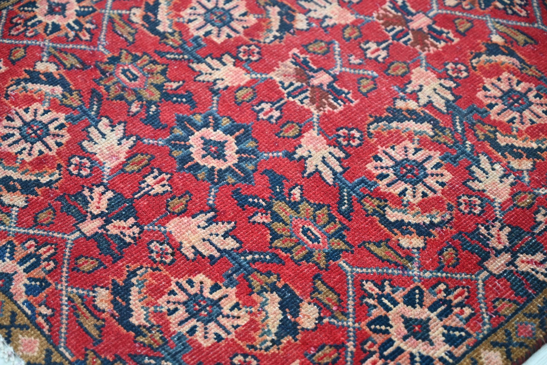 red Runner rug 2' 9" x 7' 8"