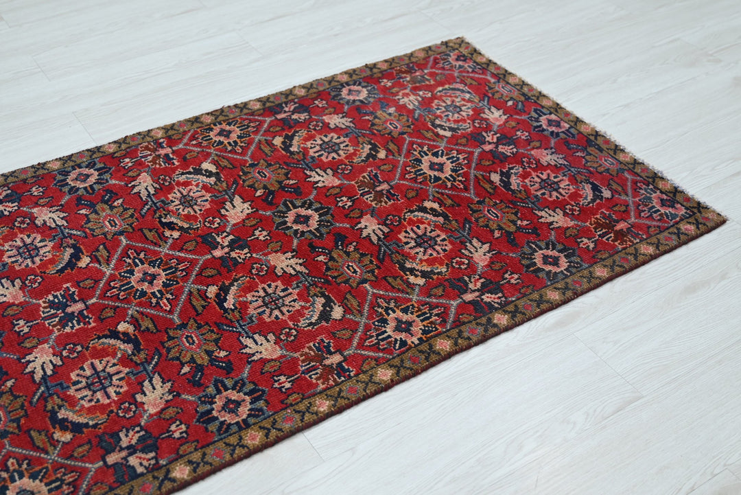 red Runner rug 2' 9" x 7' 8"