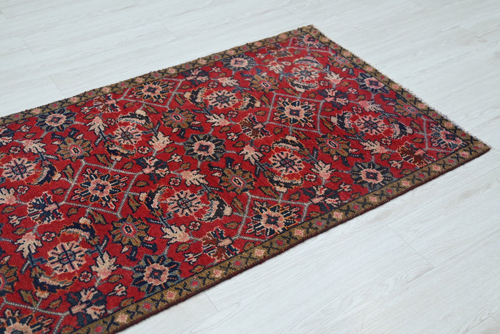 red Runner rug 2' 9" x 7' 8"