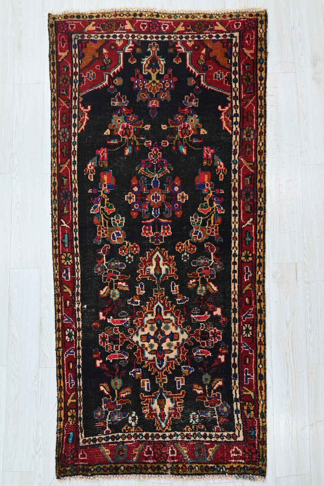 black Medium rug 3' 4" x 6' 11"