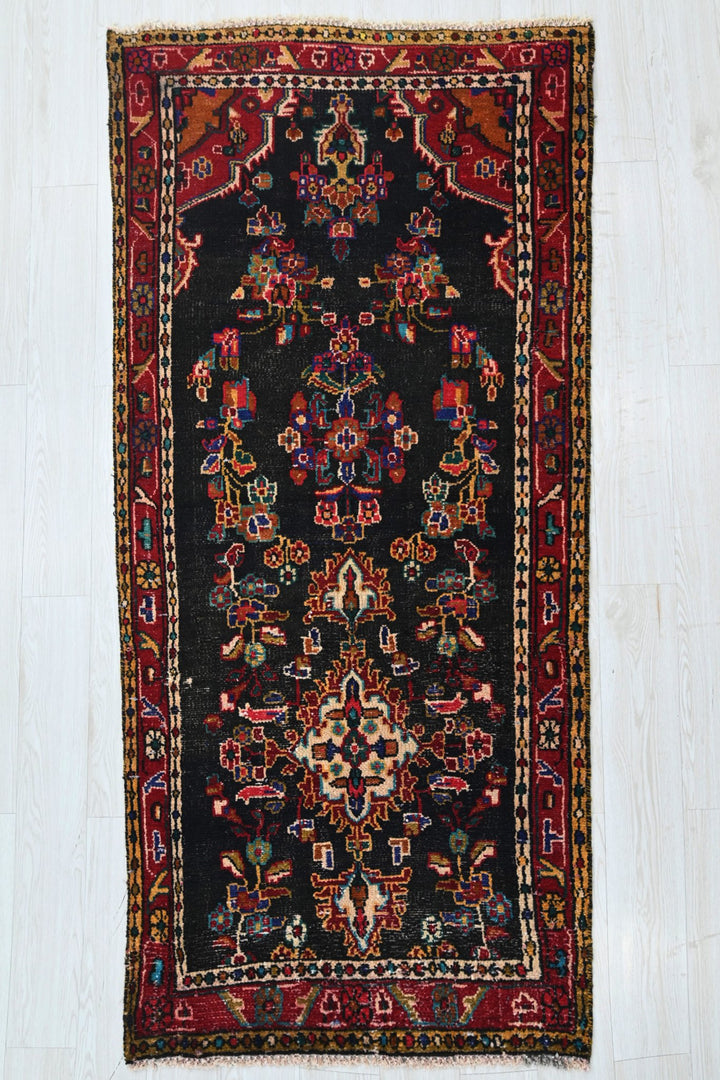black Medium rug 3' 4" x 6' 11"