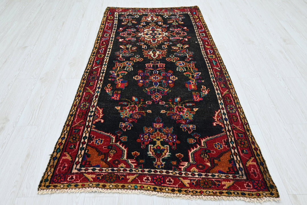 black Medium rug 3' 4" x 6' 11"