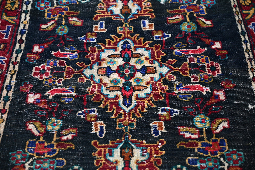 black Medium rug 3' 4" x 6' 11"