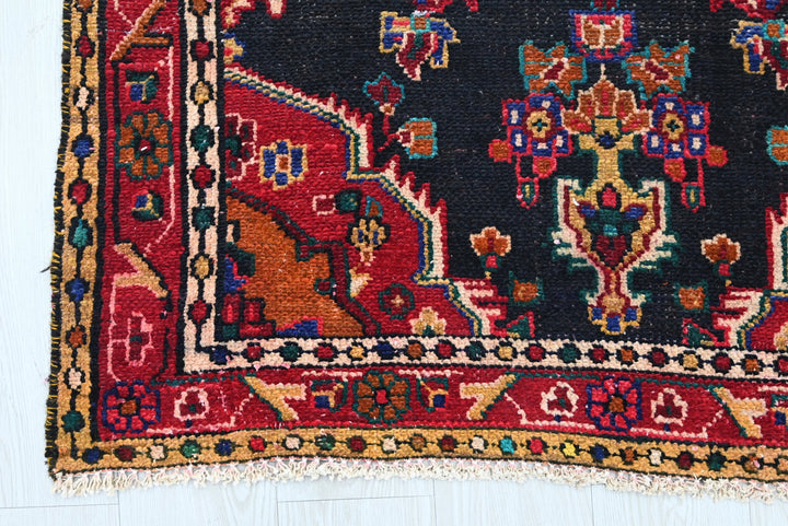 black Medium rug 3' 4" x 6' 11"