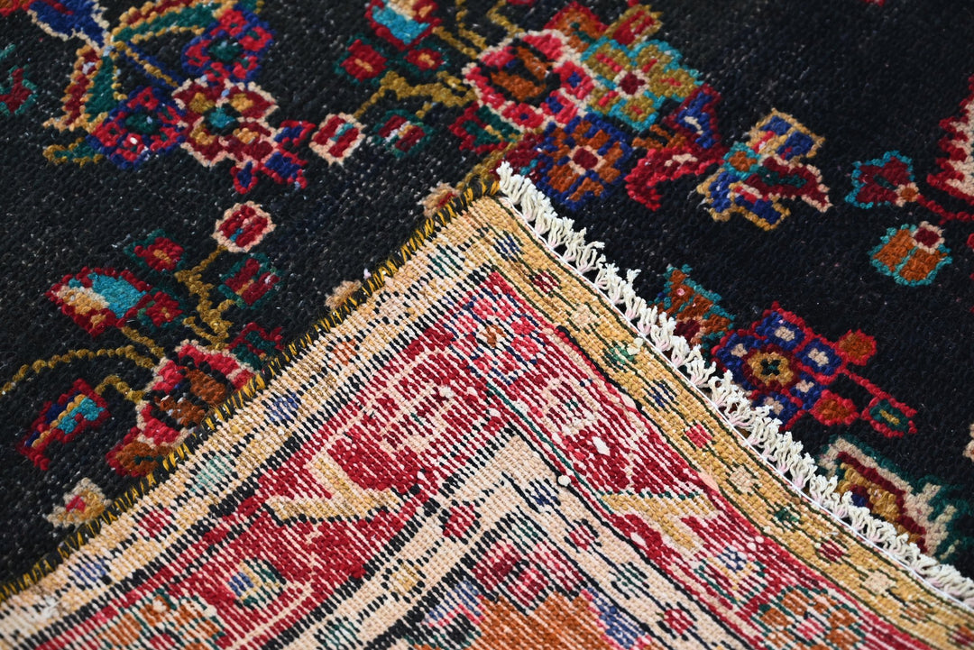 black Medium rug 3' 4" x 6' 11"