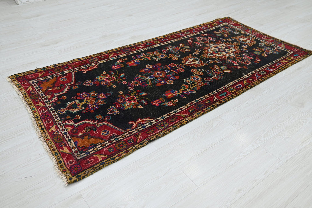 black Medium rug 3' 4" x 6' 11"