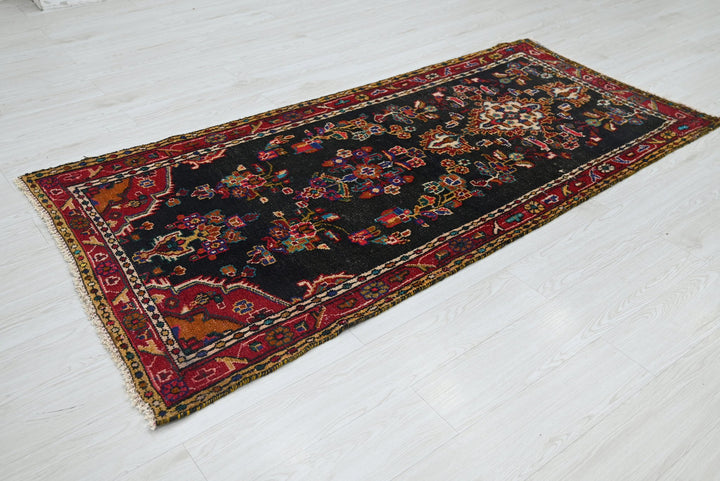black Medium rug 3' 4" x 6' 11"