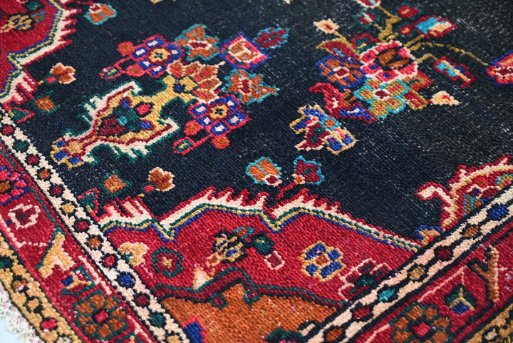 black Medium rug 3' 4" x 6' 11"