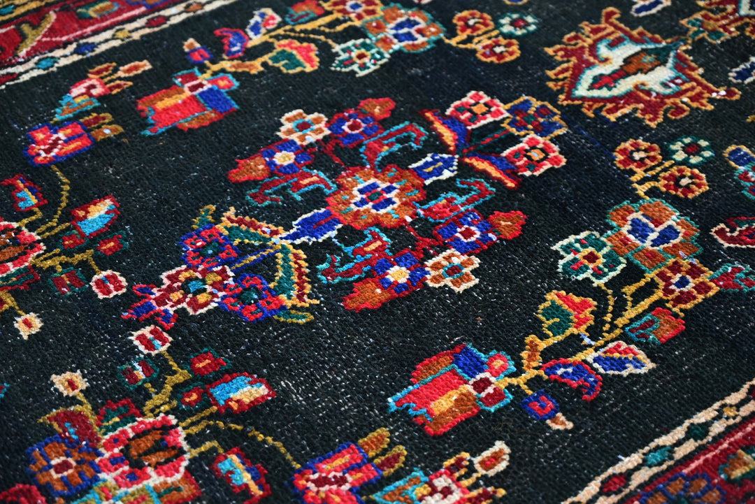 black Medium rug 3' 4" x 6' 11"
