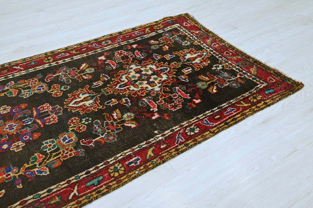black Medium rug 3' 4" x 6' 11"