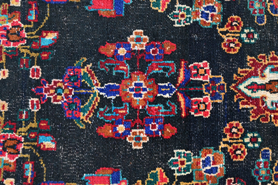 black Medium rug 3' 4" x 6' 11"