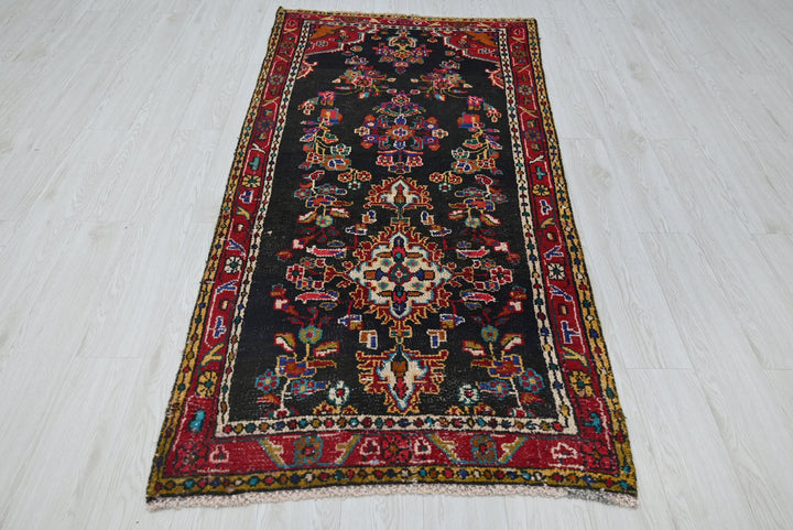 black Medium rug 3' 4" x 6' 11"