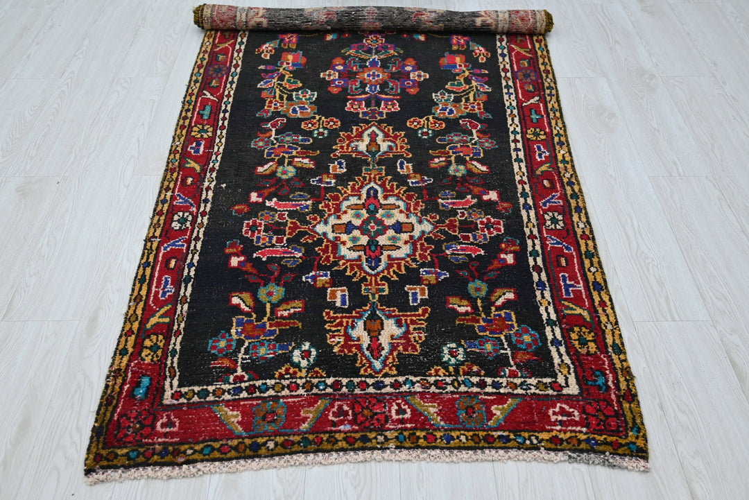 black Medium rug 3' 4" x 6' 11"