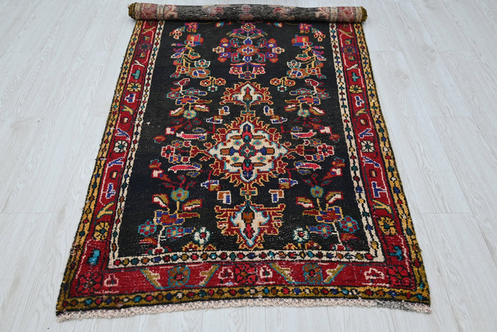 black Medium rug 3' 4" x 6' 11"