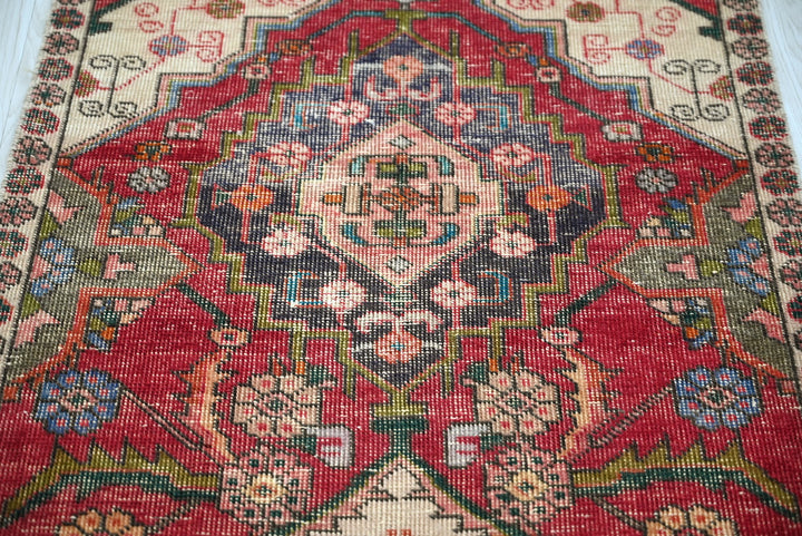 red Runner rug 2' 8" x 7' 9"