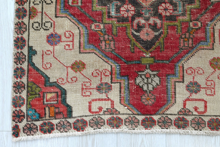 red Runner rug 2' 8" x 7' 9"