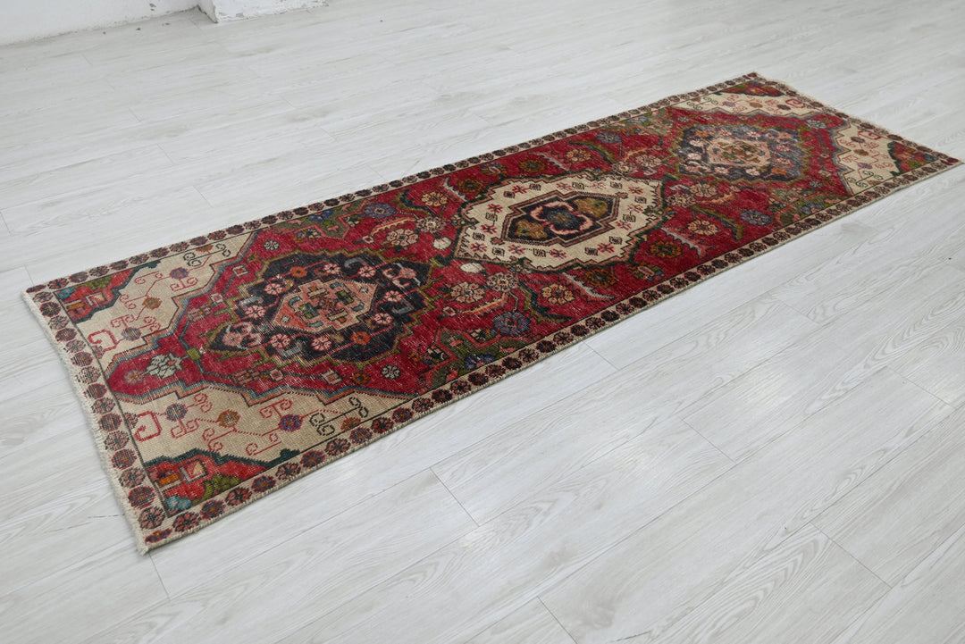 red Runner rug 2' 8" x 7' 9"