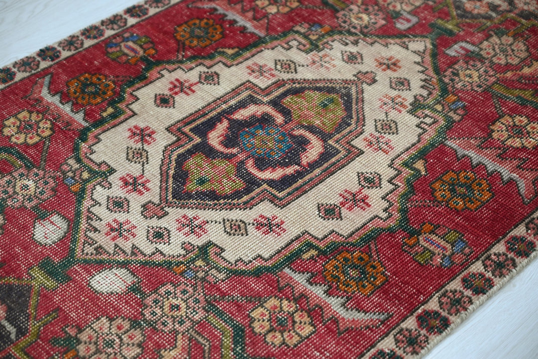 red Runner rug 2' 8" x 7' 9"