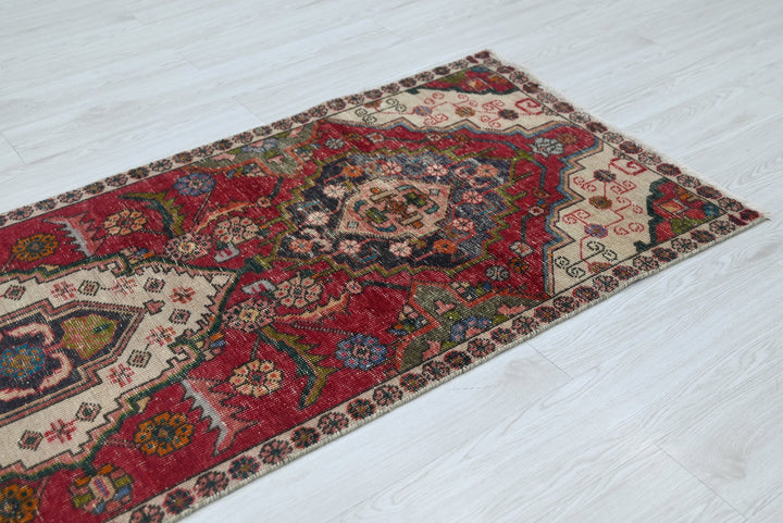 red Runner rug 2' 8" x 7' 9"