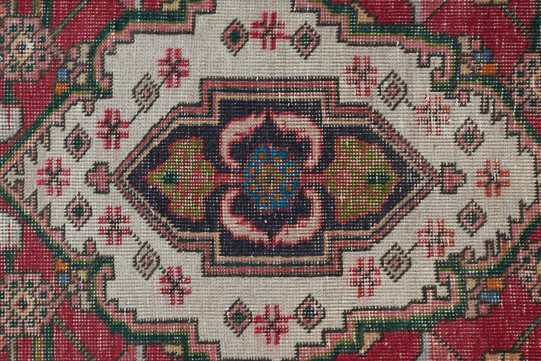 red Runner rug 2' 8" x 7' 9"