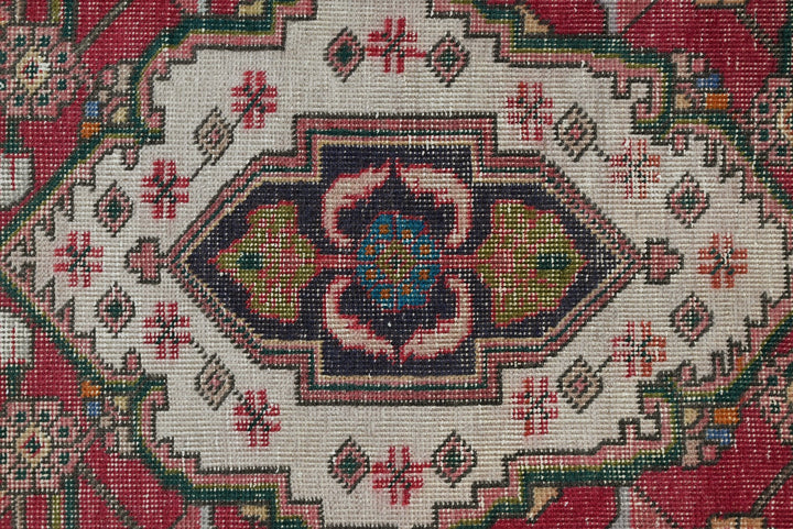 red Runner rug 2' 8" x 7' 9"