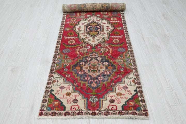 red Runner rug 2' 8" x 7' 9"