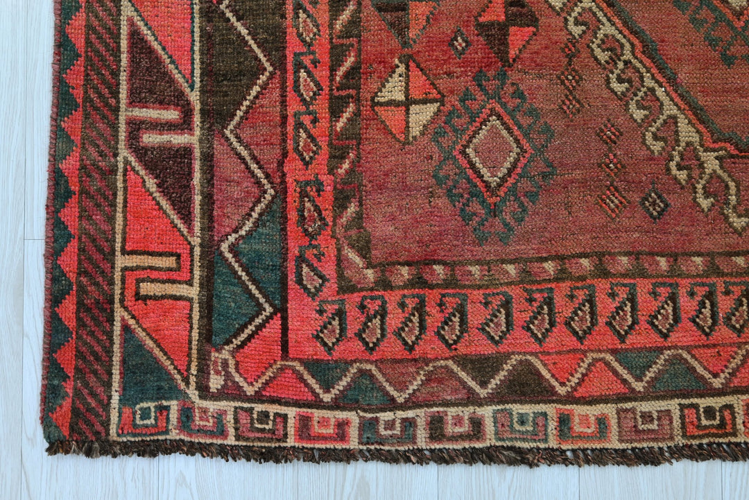 red Medium rug 5' 0" x 8' 11"