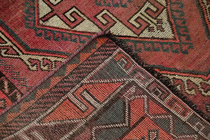 red Medium rug 5' 0" x 8' 11"
