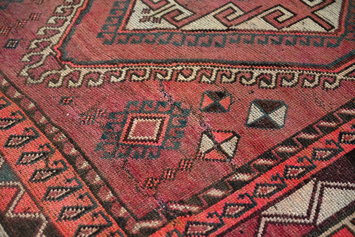 red Medium rug 5' 0" x 8' 11"