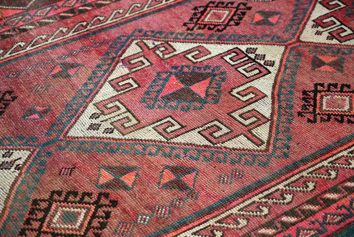 red Medium rug 5' 0" x 8' 11"