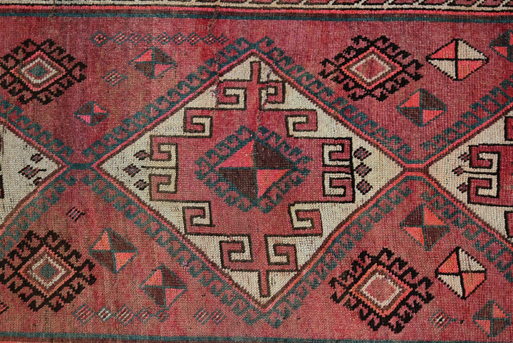 red Medium rug 5' 0" x 8' 11"
