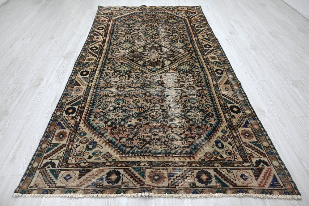 brown Large rug 5' 0" x 9' 8"