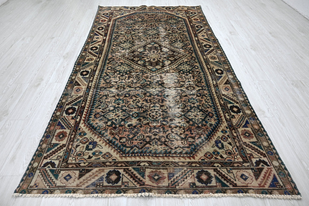 brown Large rug 5' 0" x 9' 8"
