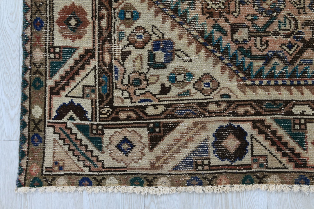 brown Large rug 5' 0" x 9' 8"