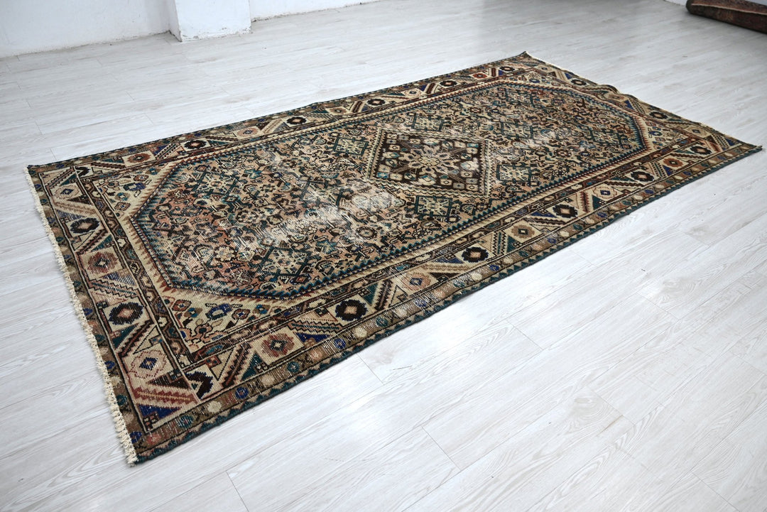 brown Large rug 5' 0" x 9' 8"